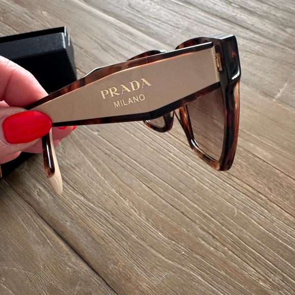 Prada sunglasses - Picture 3 of 6